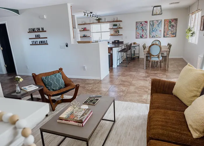 Family Home: Game + Yard Near Spring Training Holiday home *