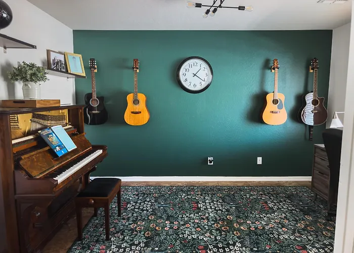 Family Home: Game + Yard Near Spring Training Holiday home Sun City