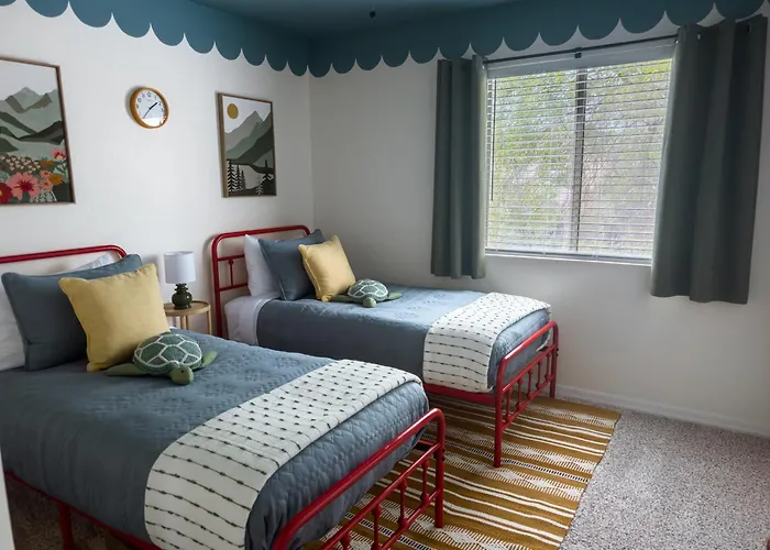 Family Home: Game + Yard Near Spring Training Holiday home *