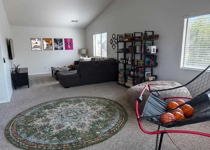 Family Home: Game + Yard Near Spring Training Holiday home Sun City